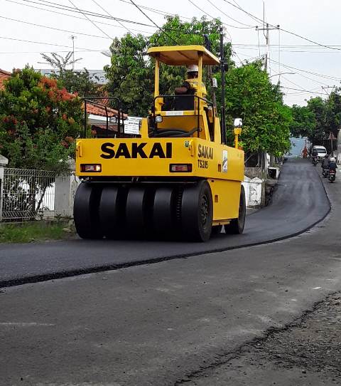 Proses-pengaspalan-jalan-Depok