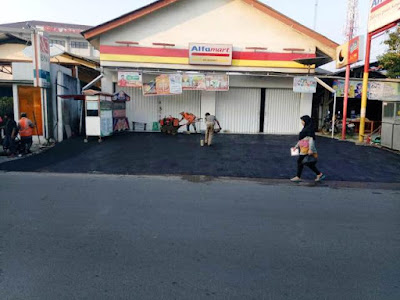 Proses-pengaspalan-jalan-Depok