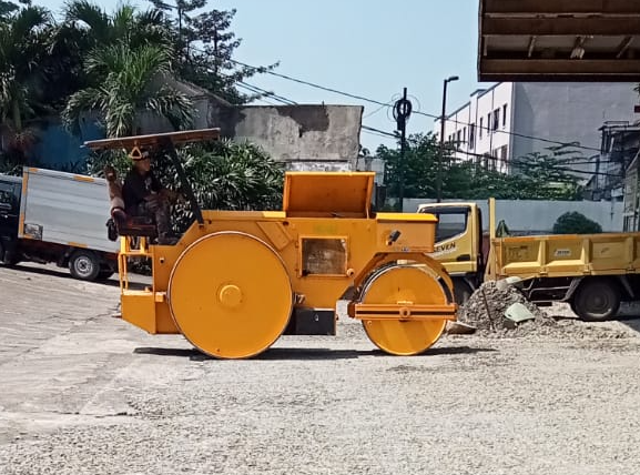 Proses-pengaspalan-area-parkir-Depok